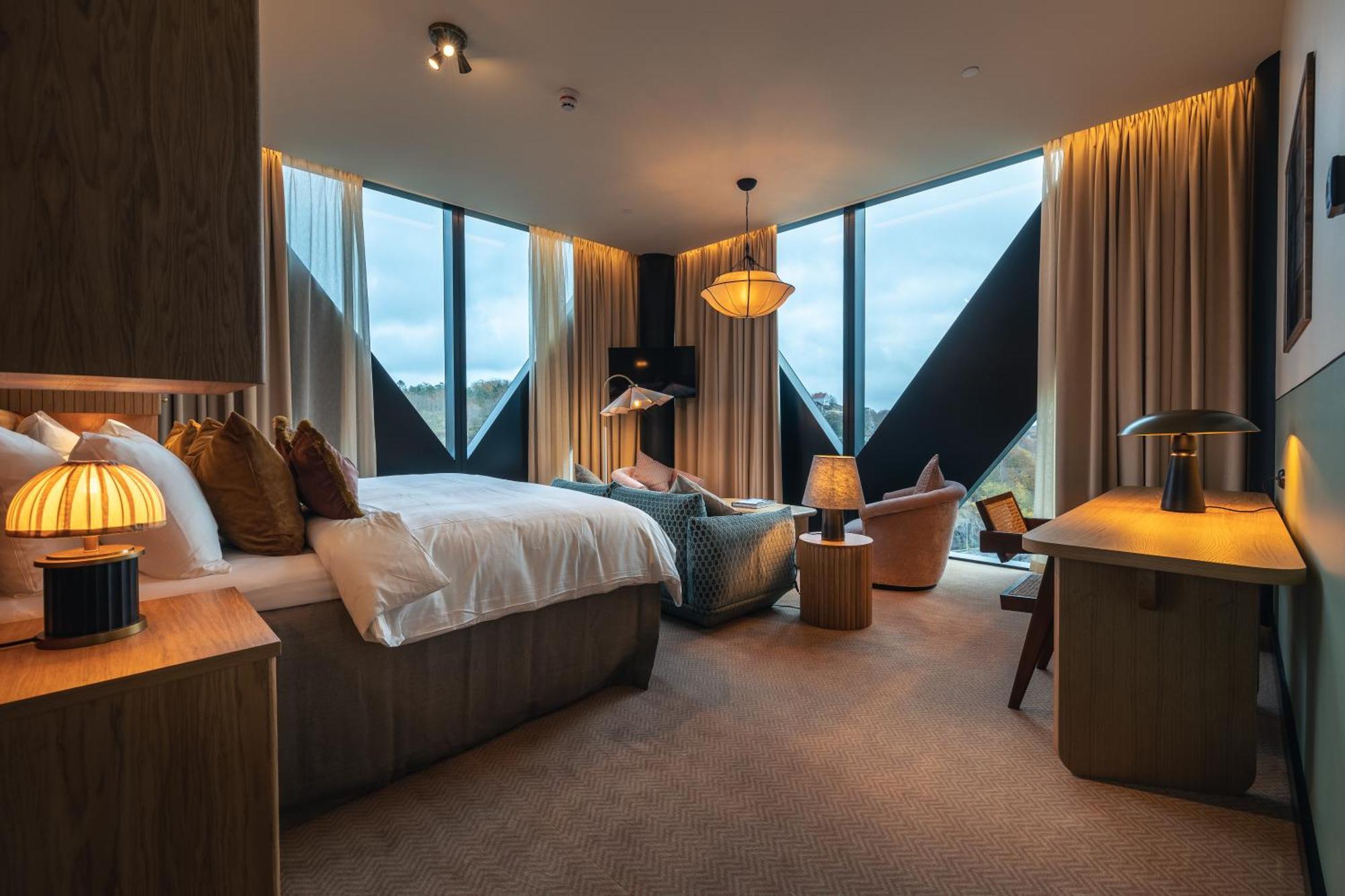 Jacyz Hotel Gothenburg Ngoại thất bức ảnh The 100-metre-high (330 ft) windows in the hotel's rooms